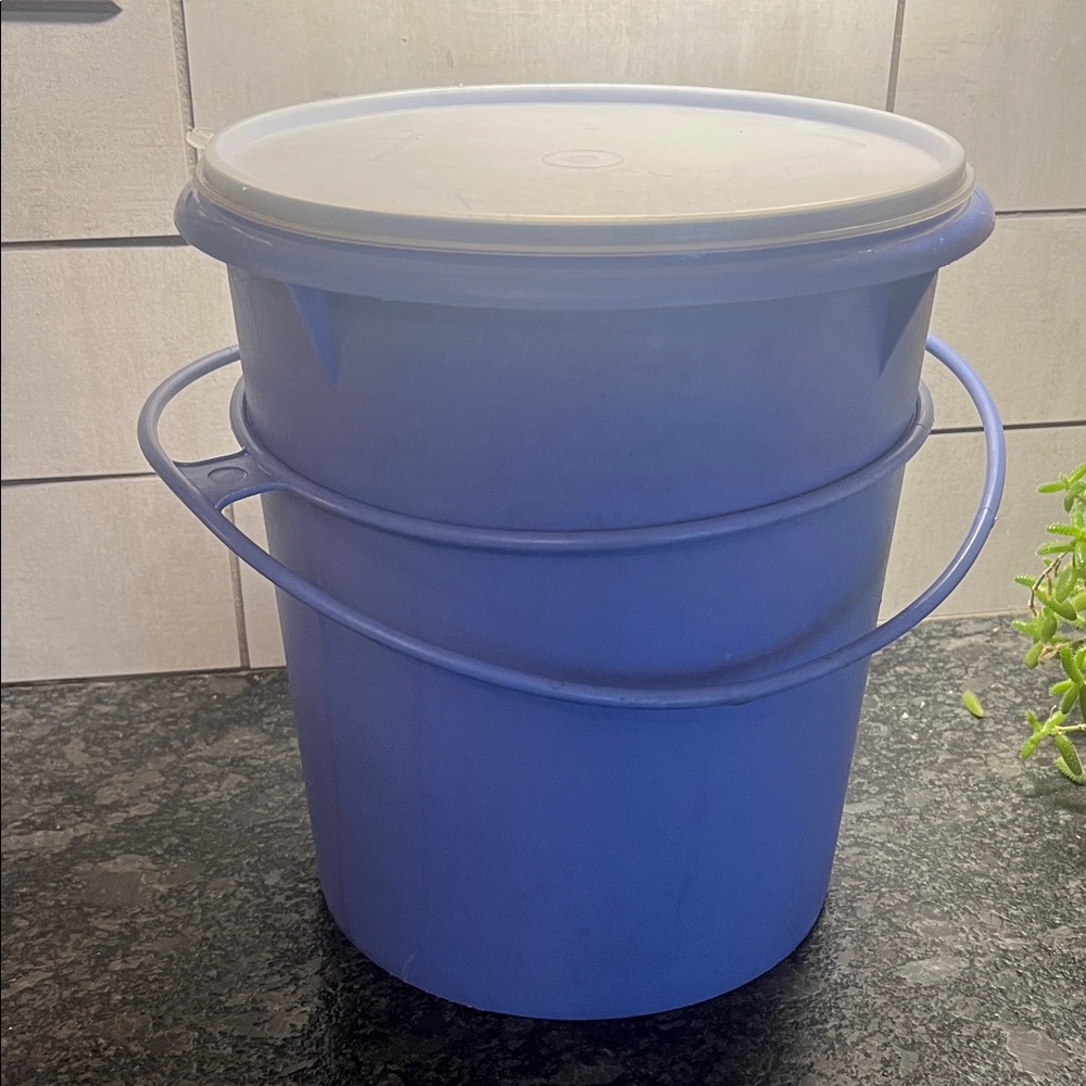 RARE Periwinkle Blue Plastic Bucket with Lid by Tupperware. Handle too!!